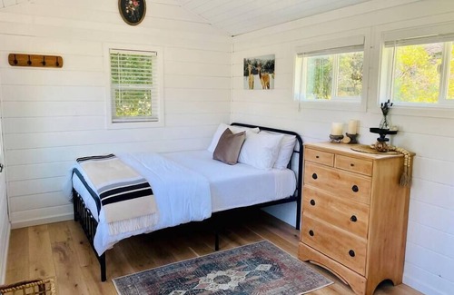 Descanso Cabin | "The Cottage" at Deer Valley Alpaca Farm