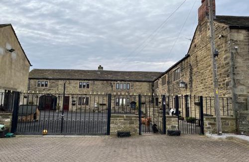 Leeds House | The Cottage, cosy 2 bedroom pet friendly perfect for contractors free secure parking,CCTV