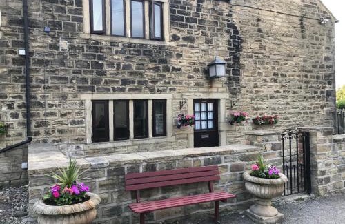 Leeds House | The Cottage, cosy 2 bedroom pet friendly perfect for contractors free secure parking,CCTV