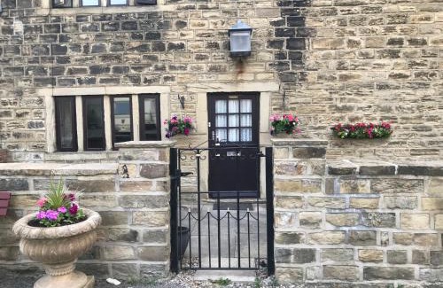 Leeds House | The Cottage, cosy 2 bedroom pet friendly perfect for contractors free secure parking,CCTV