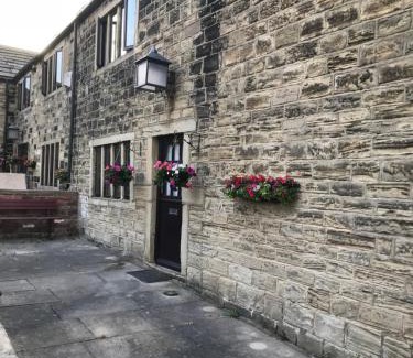 Leeds House | The Cottage, cosy 2 bedroom pet friendly perfect for contractors free secure parking,CCTV