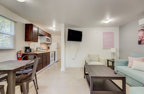 River Oaks Cottage | The Cottage in The Oaks - By Avi