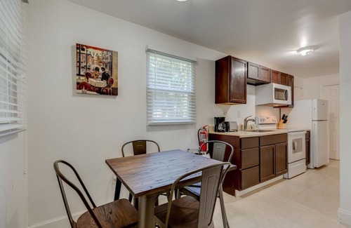 River Oaks Cottage | The Cottage in The Oaks - By Avi