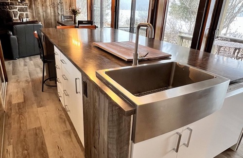 Mont-Tremblant Cottage | The cottage is bordering Lac Ouimet. 5 minutes from Mont-Tremblant Village