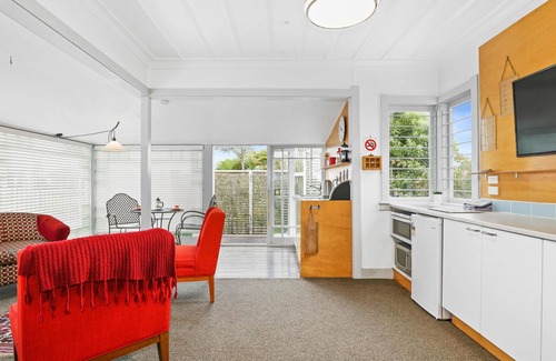 Ohinemutu Cottage | The Cottage on Lake Road - 2 Bedroom Historic Cottage in CBD