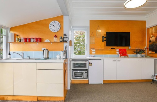 Ohinemutu Cottage | The Cottage on Lake Road - 2 Bedroom Historic Cottage in CBD