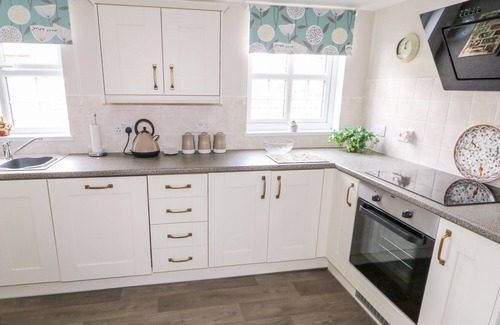 Burgh le Marsh Cottage | THE COTTAGE, pet friendly, with a garden in Burgh Le Marsh