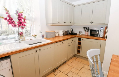 Horsforth Cottage | THE COTTAGE, pet friendly, with open fire in Horsforth