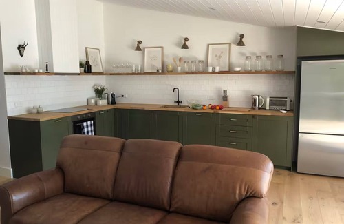 North Richmond Apartment | The Country Apartment - Gorgeous new accommodation on prestige property