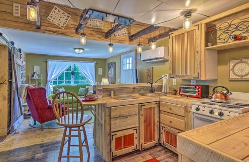 Union Mills Cottage | 'The Country Cottage’ in Union Mills w/Porch!
