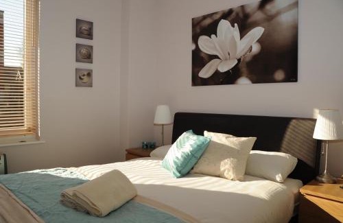 Windsor City Centre Apartment | The Courtyard 2 Bedroom Apartments in Central Windsor with Parking