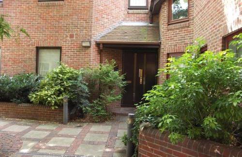 Windsor City Centre Apartment | The Courtyard 2 Bedroom Apartments in Central Windsor with Parking
