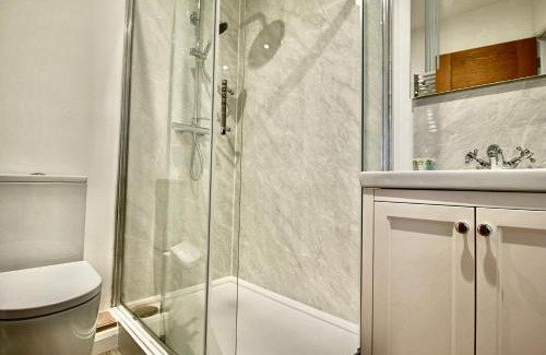 Seaford Apartment | The Courtyard, 30 Seconds to Sea By Air Premier