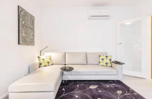 South Yarra Apartment | 'The Courtyard Chateau' Fresh and Modern off Toorak Rd
