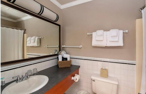 Downtown Cannon Beach Hotel | The Courtyard - Grand King Room at Cannon Beach Hotel Collection!