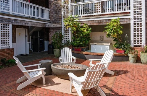 Downtown Cannon Beach Hotel | The Courtyard - Grand King Room at Cannon Beach Hotel Collection!