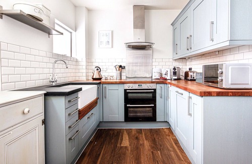 Kingsand Cottage | The Courtyard, Kingsand' small walk to the beach!