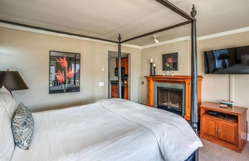Downtown Cannon Beach Hotel | The Courtyard - Oceanview King Room at Cannon Beach Hotel Collection!