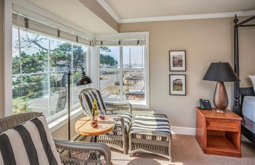 Downtown Cannon Beach Hotel | The Courtyard - Oceanview King Room with Free Parking and Beach Access!