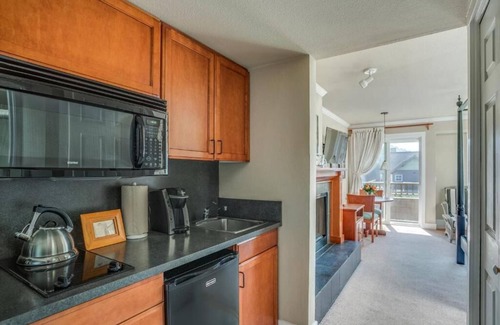 Downtown Cannon Beach Hotel | The Courtyard - Oceanview King Room with Free Parking and Beach Access!