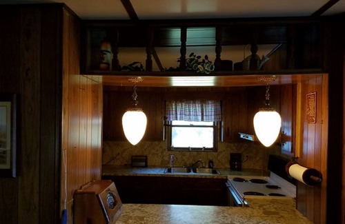 Taswell Cabin | The Cove COZY COUNTRY COTTAGE.30 seconds from Patoka Lake.sleeps 12