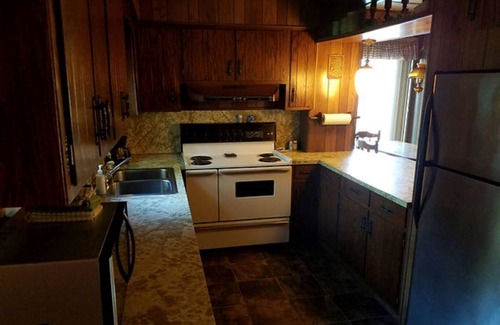 Taswell Cabin | The Cove COZY COUNTRY COTTAGE.30 seconds from Patoka Lake.sleeps 12