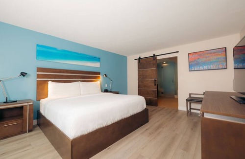 Harbor Hotel | The Cove Hotel, King Deluxe Patio | Near Long Beach Cruise Terminal & Metro