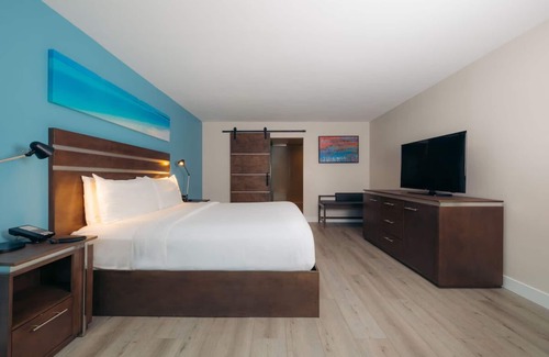 Harbor Hotel | The Cove Hotel, King Deluxe Patio | Near Long Beach Cruise Terminal & Metro