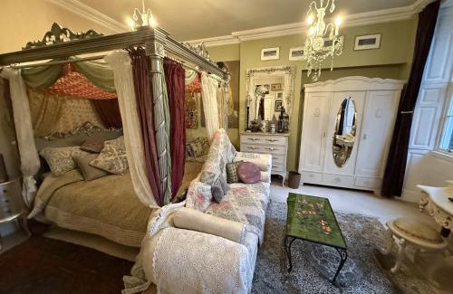 Glastonbury House | The Covenstead