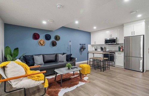Calgary House | "The Cowboy" - Cozy suite near Airport- 1 Parking