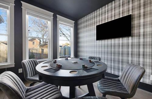 Hope Gardens House | The Cowboy - Luxury Home with Hot Tub & Pool Table