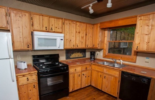 Chatsworth Cabin | The Coyote Bluff Cabin