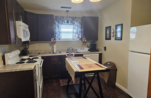 East Lake Apartment | The Cozy! 2-bedroom apartment in Chattanooga with WiFi, AC, Family Friendly