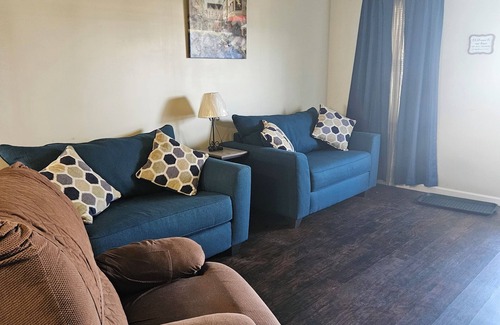 East Lake Apartment | The Cozy! 2-bedroom apartment in Chattanooga with WiFi, AC, Family Friendly