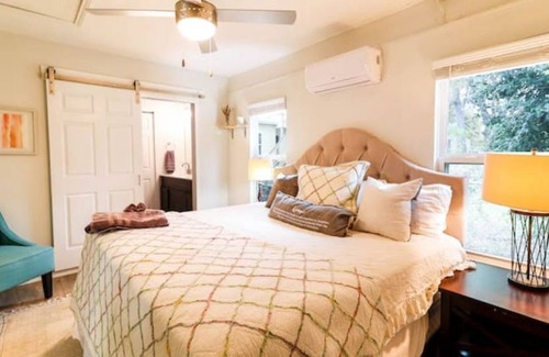 North Austin Civic Association House | The Cozy Casa- near Town Lake & The Domain