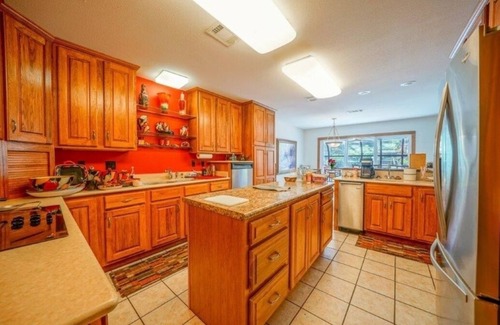 Mountain Pine Cottage | THE COZY COTTAGE LAKE HAMILTON ~ Couples Only Retreat~ Booking for fall foliage