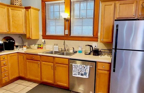 Hamilton House | The Cozy Craftsman ~ Spooky Nook, Miami U, Hospital, 85inTV, Downtown Hamilton
