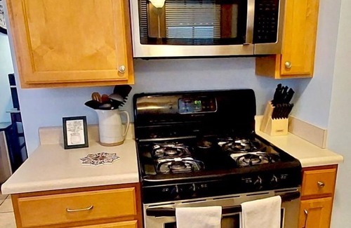 Hamilton House | The Cozy Craftsman ~ Spooky Nook, Miami U, Hospital, 85inTV, Downtown Hamilton