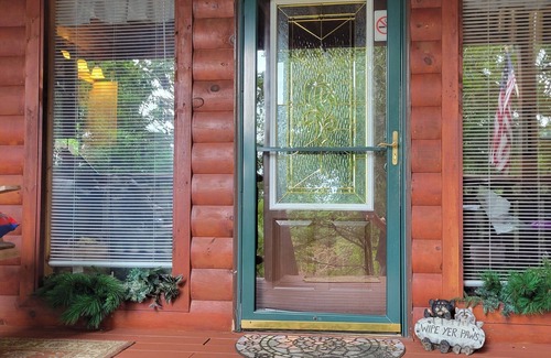 Sevierville Cabin | The Cozy Cub is a cozy 2-bedroom secluded cabin in charming Sevierville