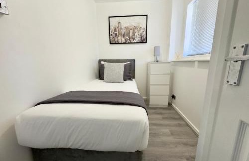 Cray Valley East Apartment | The Cozy Hideaway - 2 Bedroom apartment with garden in Orpington with free Parking
