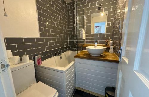 Cray Valley East Apartment | The Cozy Hideaway - 2 Bedroom apartment with garden in Orpington with free Parking