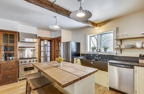 Stowe House | The Cozy Villager: 2 br w/a/c in walkable Village location!