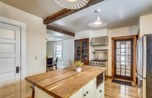 Stowe House | The Cozy Villager: 2 br w/a/c in walkable Village location!