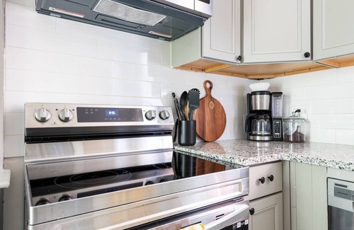Highlands House | The Crimson Cottage in Highlands Neighborhood