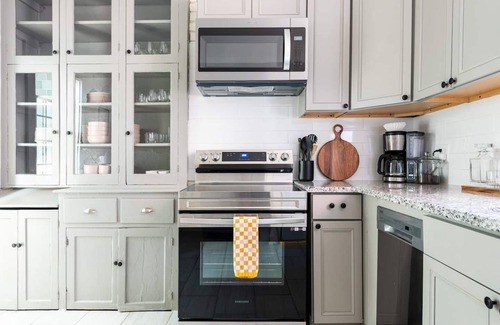 Highlands House | The Crimson Cottage in Highlands Neighborhood
