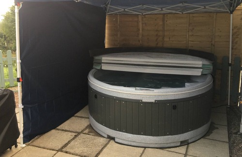 Huntly Cottage | The Croft,Hot tub, .TV Bed, jacuzzi Bath & Wine Cooler Fridge.
