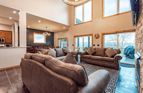 Swanton House | The Crooked Oak Lodge Deep Creek Indoor Pool-Hot Tub-Dogs Welcome
