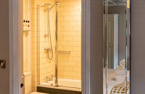 East Ilsley Hotel | The Crown & Horns