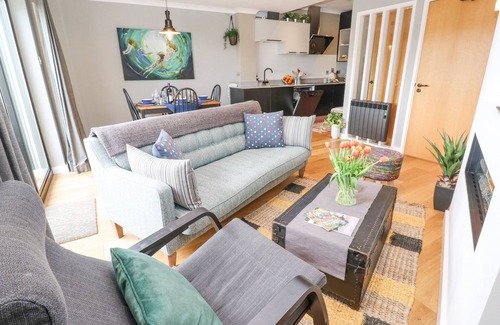 Maenporth Cottage | THE CROWS NEST, family friendly, with pool in Maenporth, Cornwall