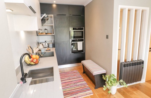 Maenporth Cottage | THE CROWS NEST, family friendly, with pool in Maenporth, Cornwall